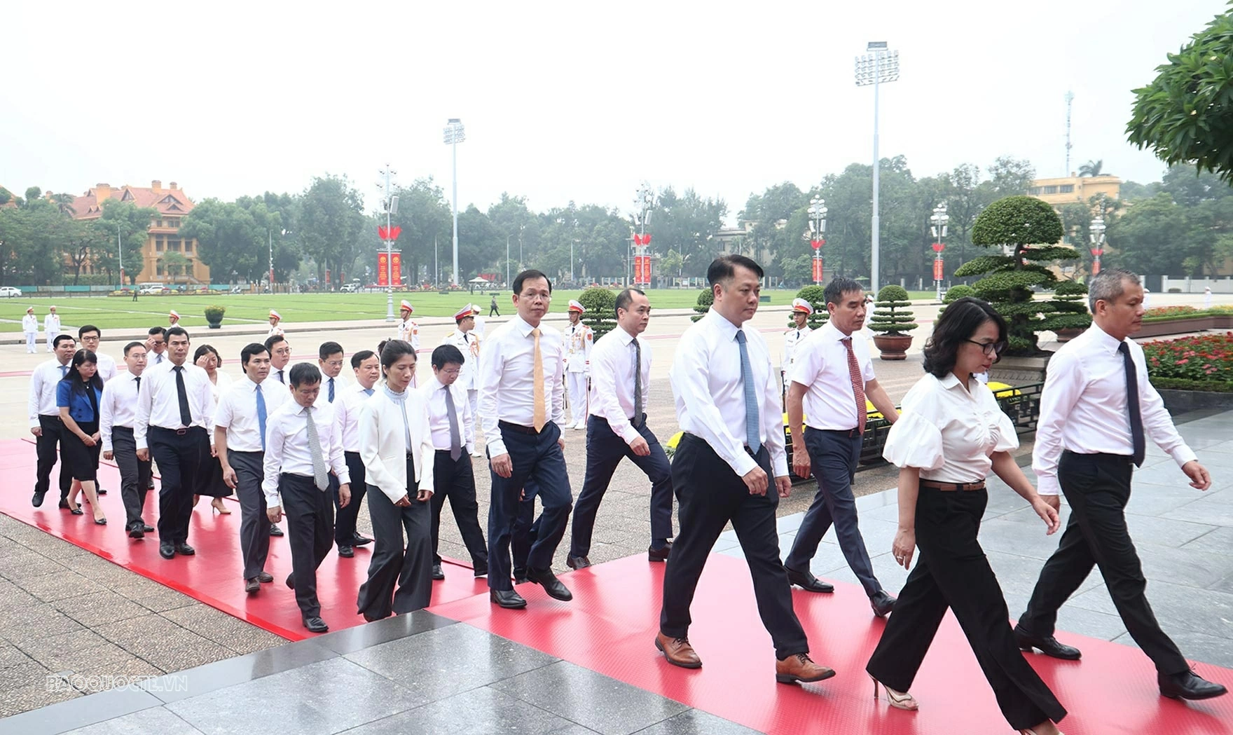 Đoàn đã thành kính vào Lăng viếng Chủ tịch Hồ Chí Minh