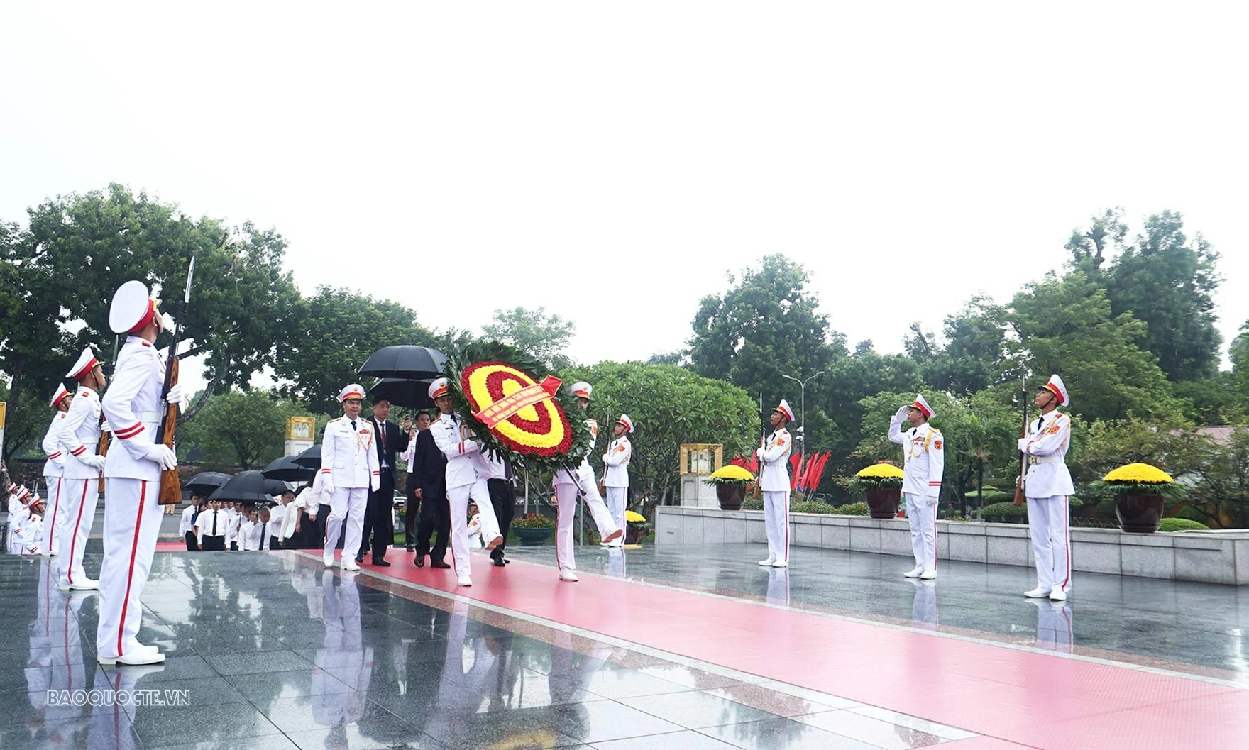 Đoàn đã đến Đài tưởng niệm các Anh hùng Liệt sỹ trên đường Bắc Sơn, thành kính dâng hương, đặt vòng hoa tưởng niệm các Anh hùng Liệt sỹ 