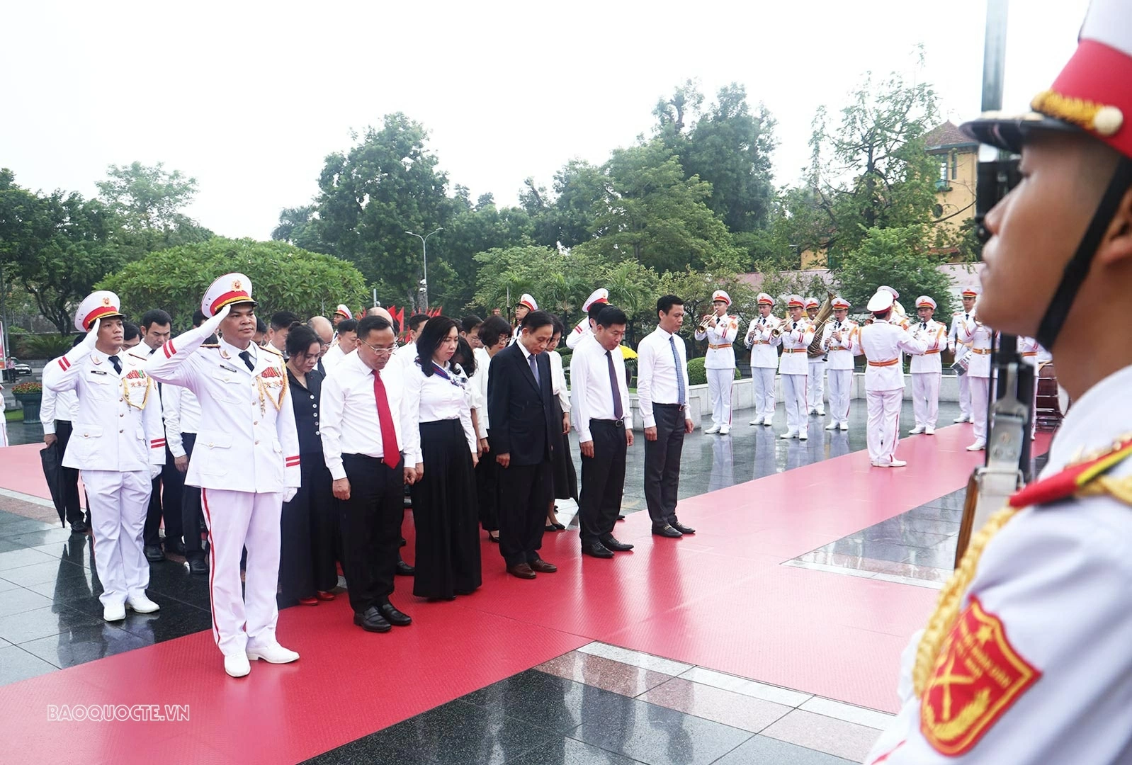 Đoàn đã đến Đài tưởng niệm các Anh hùng Liệt sỹ trên đường Bắc Sơn, thành kính dâng hương, đặt vòng hoa tưởng niệm các Anh hùng Liệt sỹ