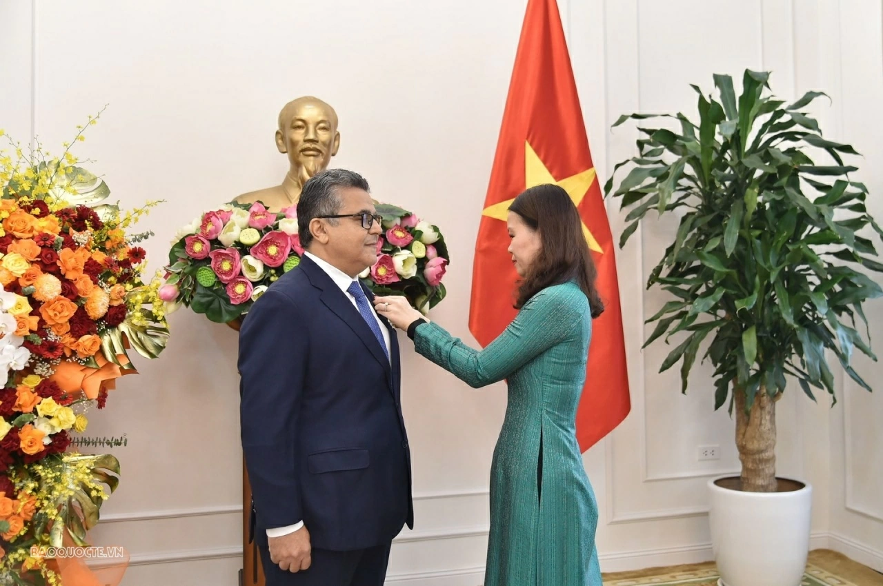 Trao tặng Huân chương Hữu nghị cho Đại sứ Palestine tại Việt Nam Saadi Mohamed Hasan Salama