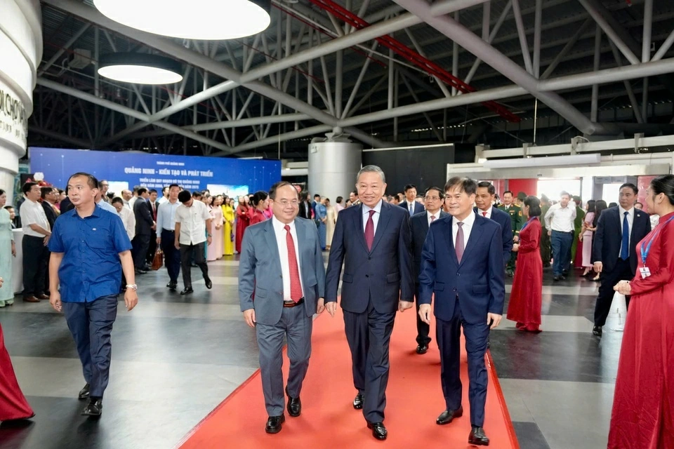 Tổng Bí thư, Chủ tịch nước Tô Lâm: Từ hôm nay, Quảng Ninh mang một tên gọi đô thị mới, một tầm vóc mới và một trách nhiệm lớn hơn Tổng Bí thư, Chủ tịch nước Tô Lâm: Từ hôm nay, Quảng Ninh mang một tên gọi đô thị mới, một tầm vóc mới và một trách nhiệm lớn hơn