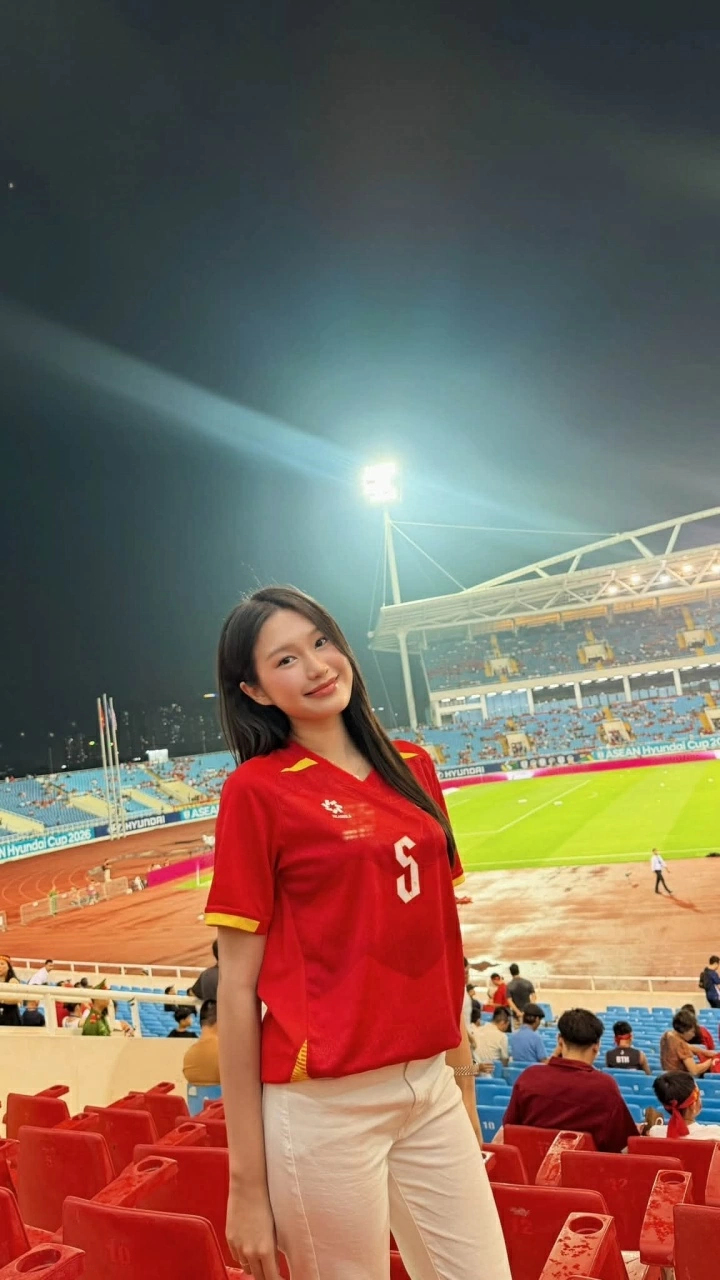 Ngắm nhan sắc rạng rỡ của bà xã cầu thủ Đoàn Văn Hậu - người đẹp Doãn Hải My