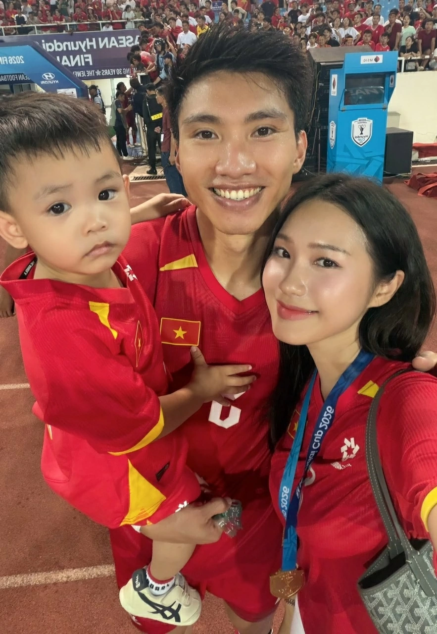 Ngắm nhan sắc rạng rỡ của bà xã cầu thủ Đoàn Văn Hậu - người đẹp Doãn Hải My