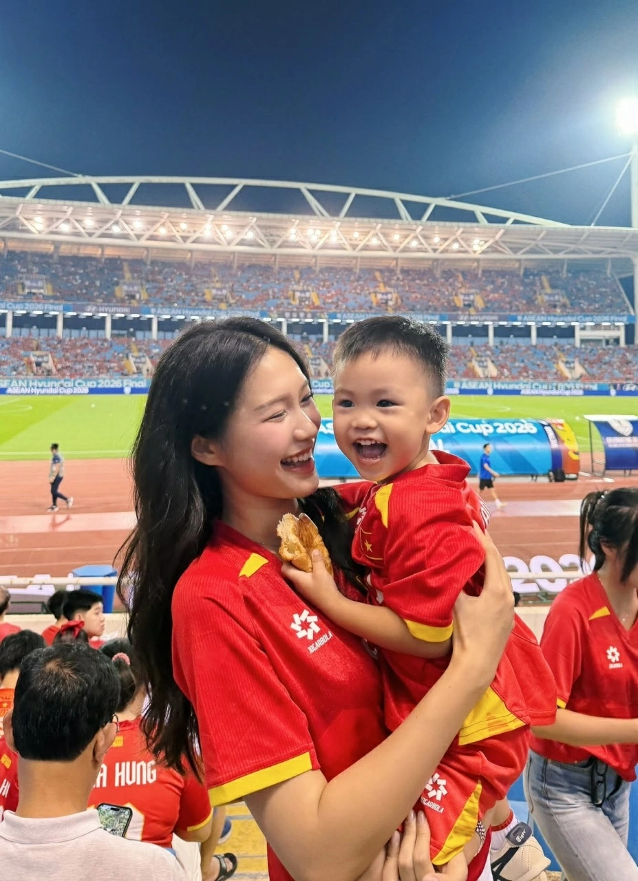 Ngắm nhan sắc rạng rỡ của bà xã cầu thủ Đoàn Văn Hậu - người đẹp Doãn Hải My