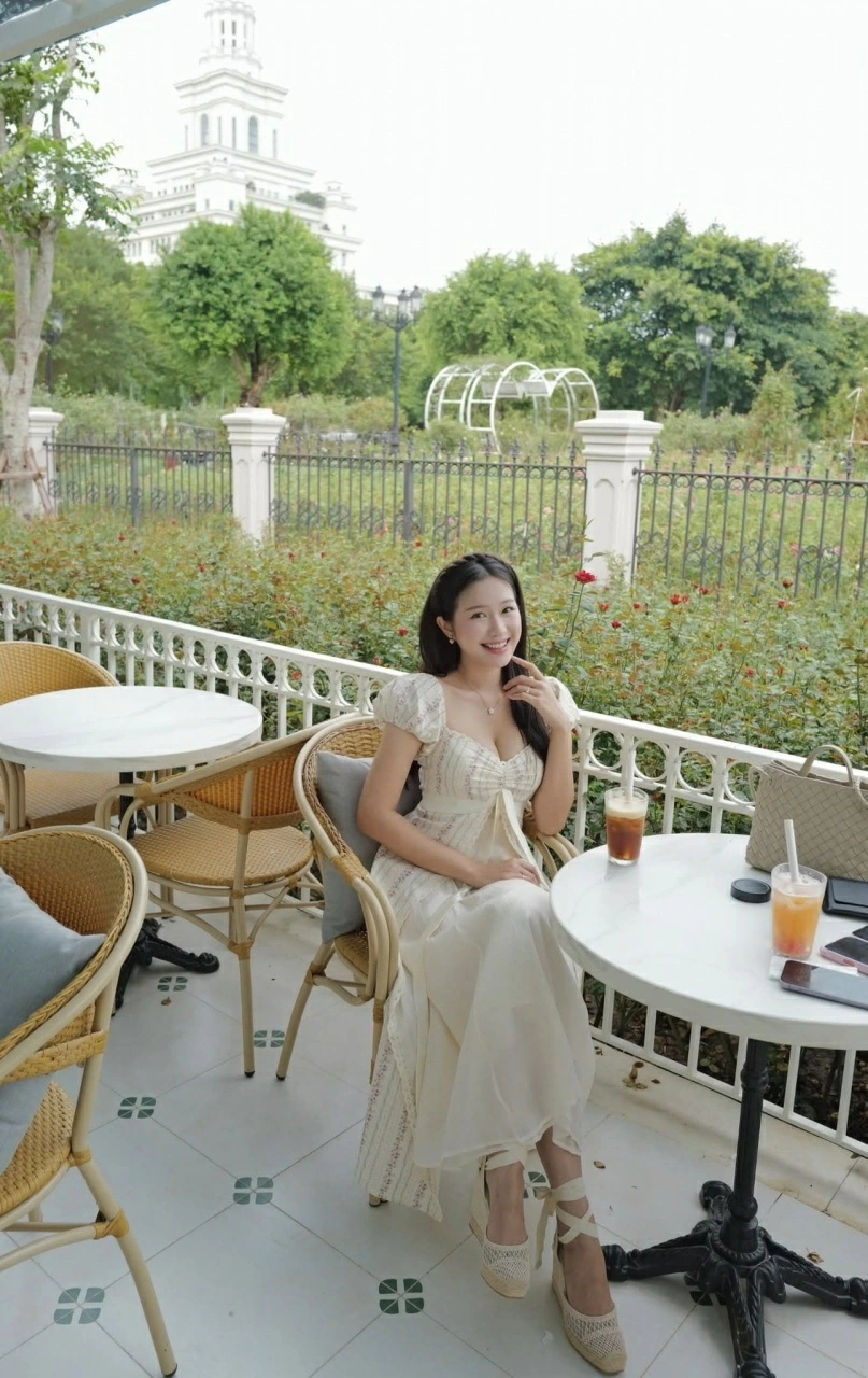 Ngắm nhan sắc rạng rỡ của bà xã cầu thủ Đoàn Văn Hậu - người đẹp Doãn Hải My