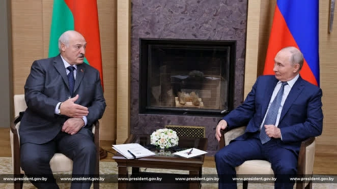 Tổng thống Nga Vladimir Putin (phải) tiếp Tổng thống Belarus Alexander Lukashenko tại dinh thự Novo-Ogaryovo ở Moscow, ngày 29/8. (Nguồn: News.by)