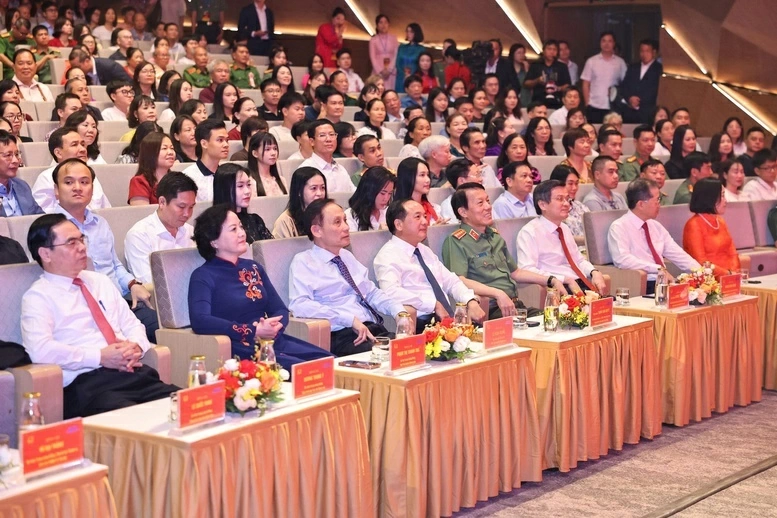 Các đồng chí Ủy viên Bộ Chính trị, Bí thư Trung ương Đảng cùng lãnh đạo các ban, bộ, ngành Trung ương, các cơ quan Đảng, Nhà nước dự Chương trình. (Nguồn: VGP) Các đồng chí Ủy viên Bộ Chính trị, Bí thư Trung ương Đảng cùng lãnh đạo các ban, bộ, ngành Trung ương, các cơ quan Đảng, Nhà nước dự Chương trình. (Nguồn: VGP)