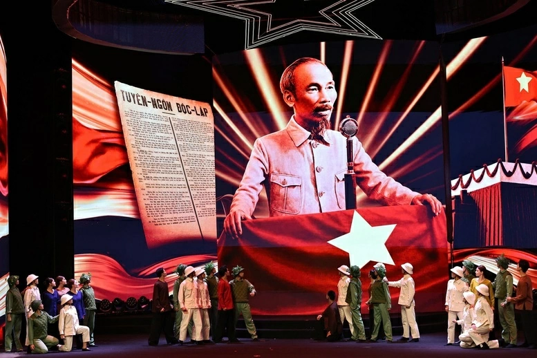 Chương trình ca ngợi Đảng Cộng sản Việt Nam quang vinh, Chủ tịch Hồ Chí Minh vĩ đại; tôn vinh sức mạnh của nhân dân, của khối đại đoàn kết toàn dân tộc. (Nguồn: VGP) Chương trình ca ngợi Đảng Cộng sản Việt Nam quang vinh, Chủ tịch Hồ Chí Minh vĩ đại; tôn vinh sức mạnh của nhân dân, của khối đại đoàn kết toàn dân tộc. (Nguồn: VGP)