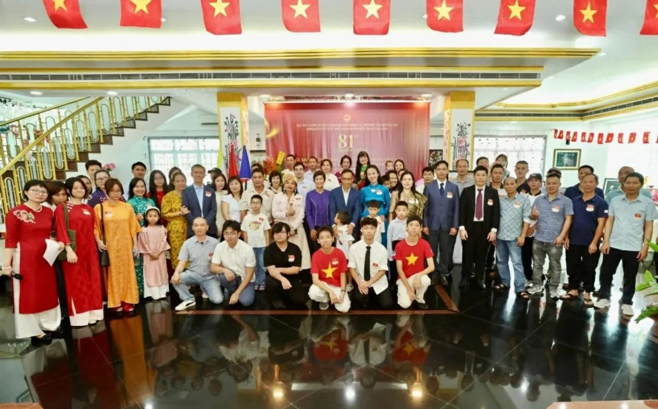 Đại sứ Đỗ Thùy Dương cùng các đại biểu chụp ảnh lưu niệm tại Lễ kỷ niệm 81 năm Quốc khánh Việt Nam. Đại sứ Đỗ Thùy Dương cùng các đại biểu chụp ảnh lưu niệm tại Lễ kỷ niệm 81 năm Quốc khánh Việt Nam.