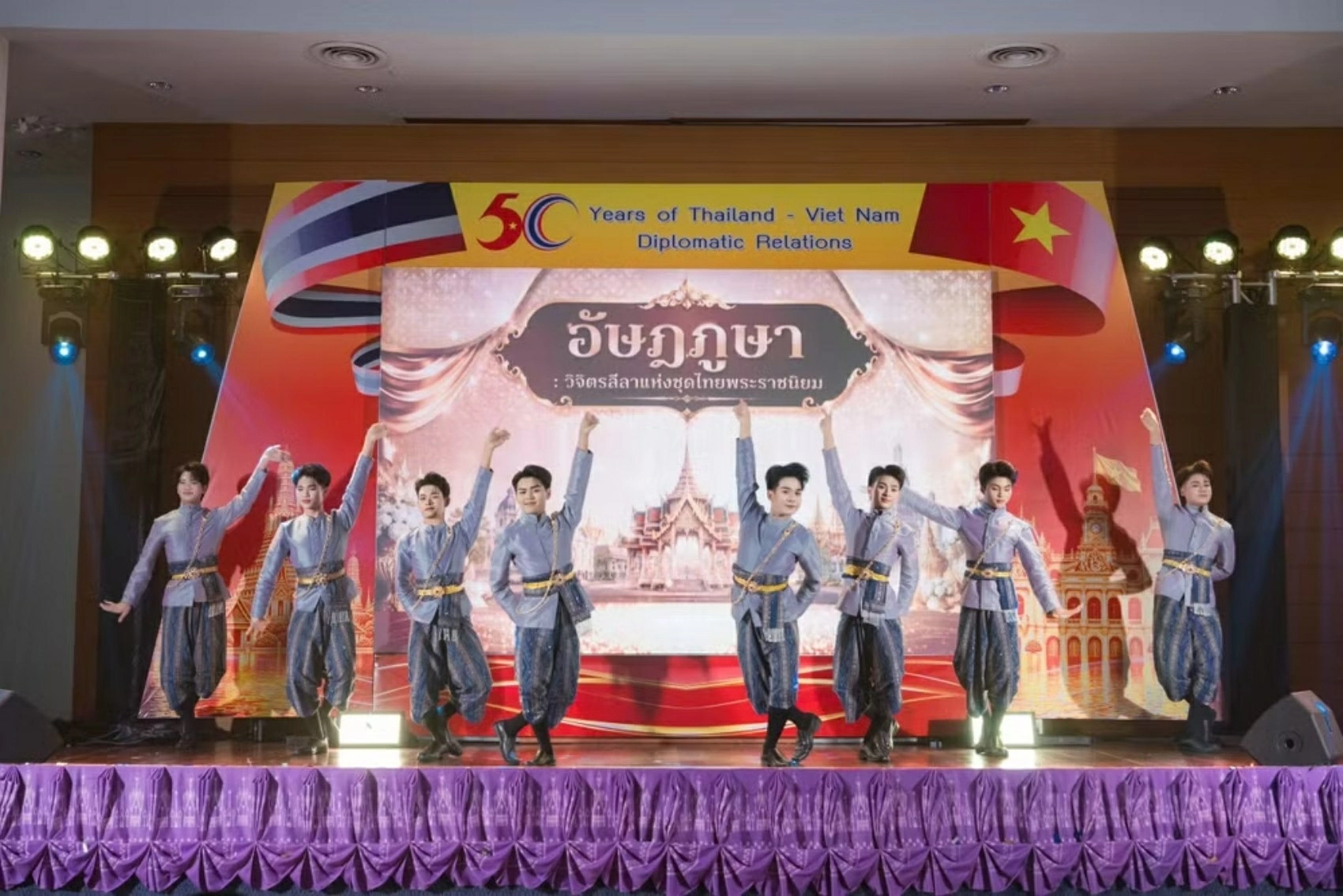 15 trang phục Thái Lan lộng lẫy sải bước trên sân khấu Ngày hội Văn hoá Việt Nam - Thái Lan. (Nguồn: TTXVN) 15 trang phục Thái Lan lộng lẫy sải bước trên sân khấu Ngày hội Văn hoá Việt Nam - Thái Lan. (Nguồn: TTXVN)