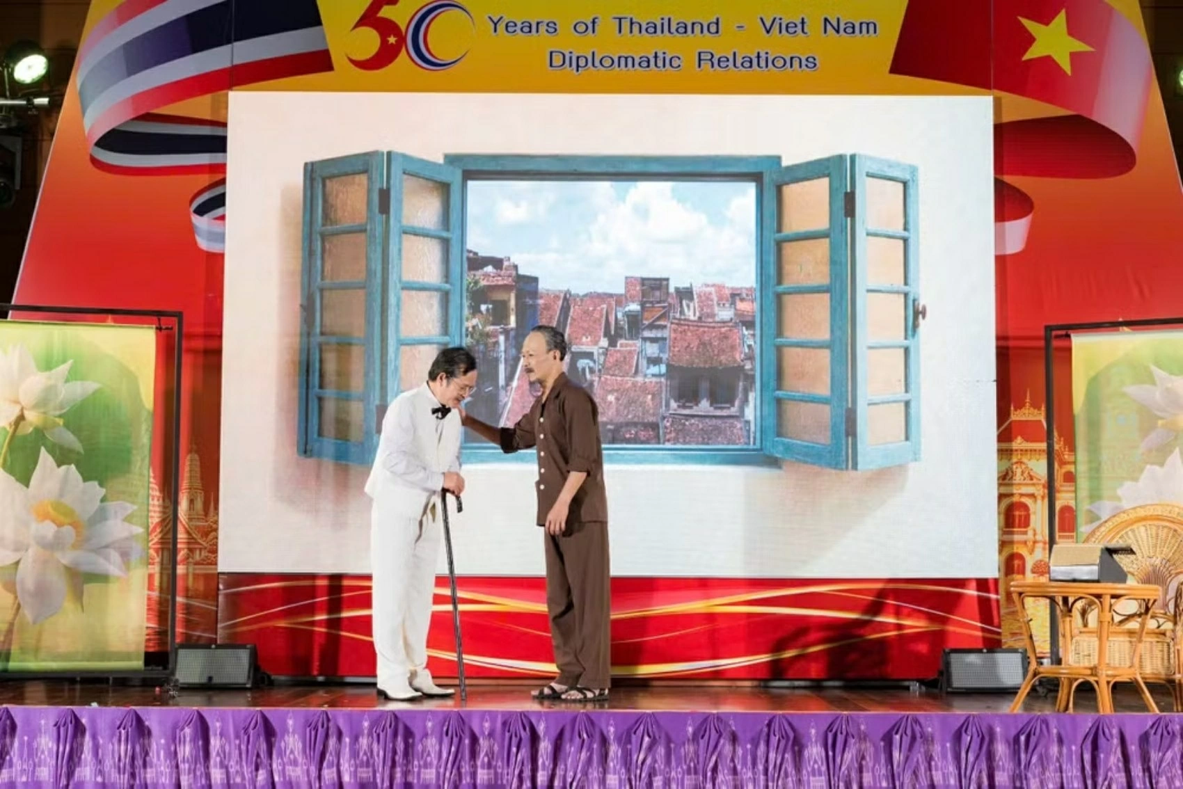 Vở kịch nói “Bác Hồ - Một tình yêu bao la” của Nhà hát Kịch Việt Nam tại sự kiện Ngày hội Văn hoá Việt Nam - Thái Lan. (Nguồn: TTXVN) Vở kịch nói “Bác Hồ - Một tình yêu bao la” của Nhà hát Kịch Việt Nam tại sự kiện Ngày hội Văn hoá Việt Nam - Thái Lan. (Nguồn: TTXVN)