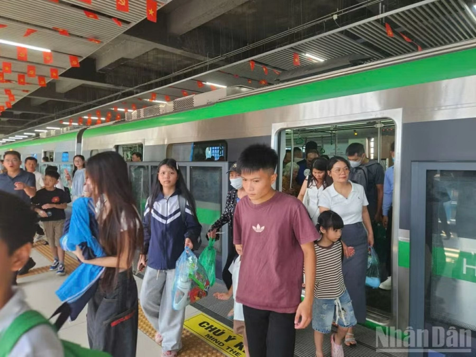 Những chuyến tàu điện sạch sẽ, văn minh trở thành lựa chọn ưu tiên của người dân để di chuyển đến các điểm vui chơi, giải trí giữa lòng Thủ đô. (Nguồn: BaoNhandan) Những chuyến tàu điện sạch sẽ, văn minh trở thành lựa chọn ưu tiên của người dân để di chuyển đến các điểm vui chơi, giải trí giữa lòng Thủ đô. (Nguồn: BaoNhandan)