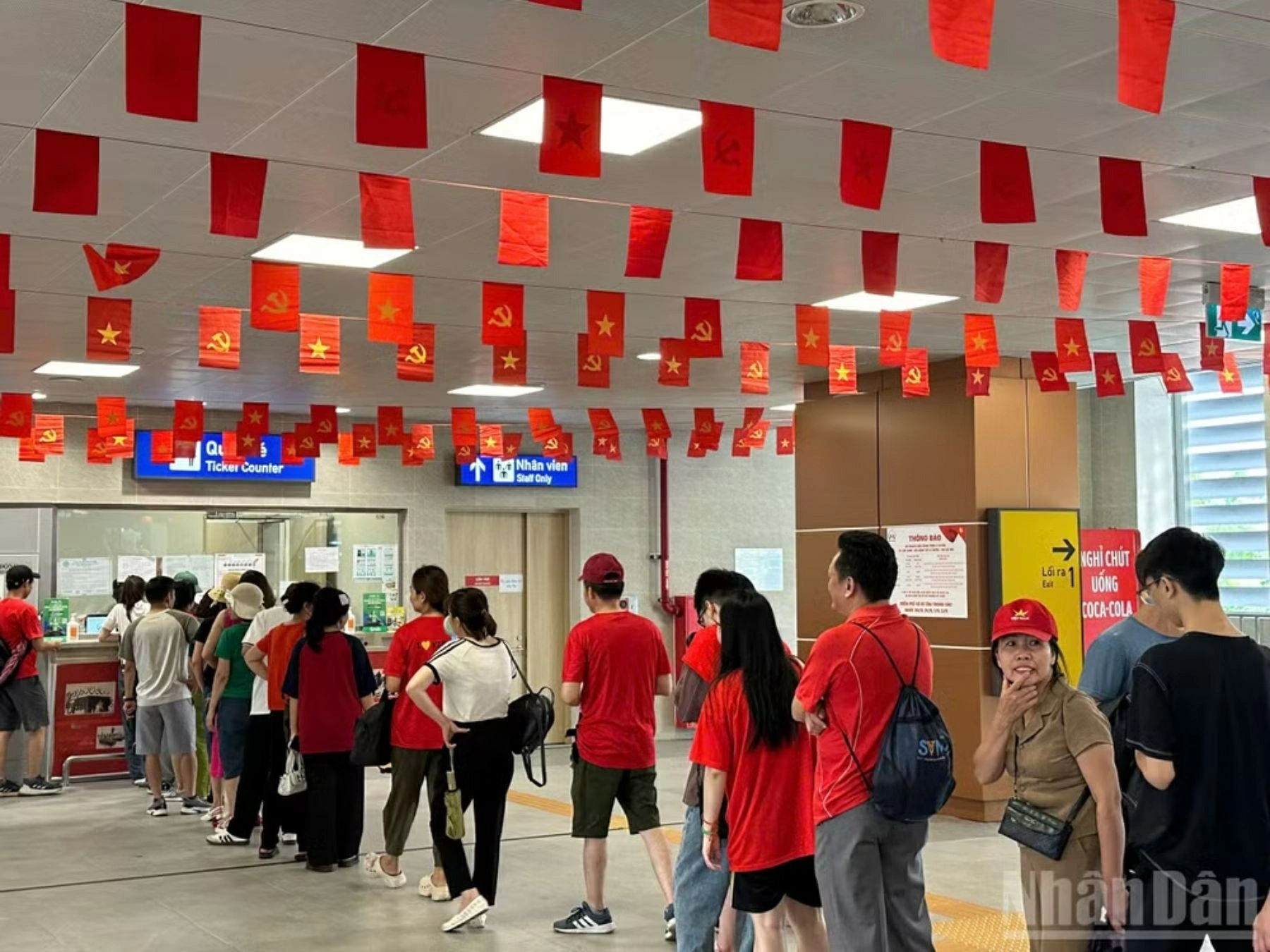 Dù lượng khách đông nhưng tại ga Cát Linh không xảy ra tình trạng chen chúc. Nguồn: BaoNhandan) Dù lượng khách đông nhưng tại ga Cát Linh không xảy ra tình trạng chen chúc. Nguồn: BaoNhandan)