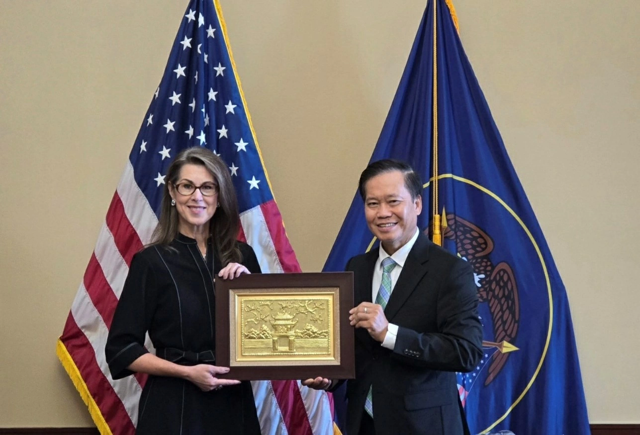 Tổng Lãnh sự Hoàng Anh Tuấn đã gặp làm việc với Phó Thống đốc Utah bà Deidre M. Henderson, tại Tòa nhà Nghị viện bang Utah, ngày 24/8. (Nguồn: TLS Quán Việt Nam tại San Fancisco) Tổng Lãnh sự Hoàng Anh Tuấn đã gặp làm việc với Phó Thống đốc Utah bà Deidre M. Henderson, tại Tòa nhà Nghị viện bang Utah, ngày 24/8. (Nguồn: TLS Quán Việt Nam tại San Fancisco)