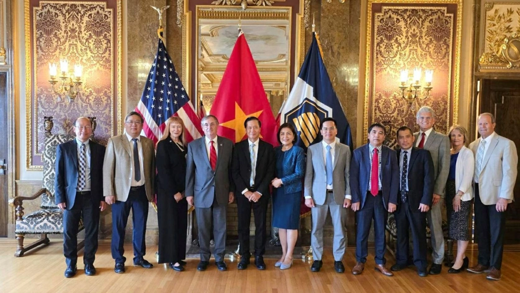 Đại diện Lãnh đạo Văn phòng Thống đốc bang Utah làm việc với đoàn công tác, tại Tòa nhà Quốc hội bang Utah, ngày 24/8 Đại diện Lãnh đạo Văn phòng Thống đốc bang Utah làm việc với đoàn công tác, tại Tòa nhà Quốc hội bang Utah, ngày 24/8