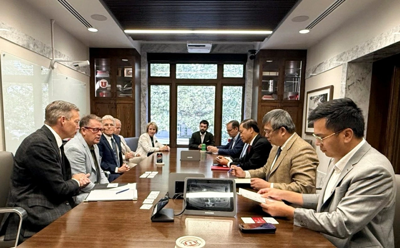 Hiệu trưởng Đại học Tổng hợp Utah ông Taylor R. Randall và Phó Hiệu trưởng của trường đã tiếp và làm việc với Tổng Lãnh sự Hoàng Anh Tuấn cùng đoàn công tác, ngày 26/8/2026, TP. Salt Lake. Hiệu trưởng Đại học Tổng hợp Utah ông Taylor R. Randall và Phó Hiệu trưởng của trường đã tiếp và làm việc với Tổng Lãnh sự Hoàng Anh Tuấn cùng đoàn công tác, ngày 26/8/2026, TP. Salt Lake.