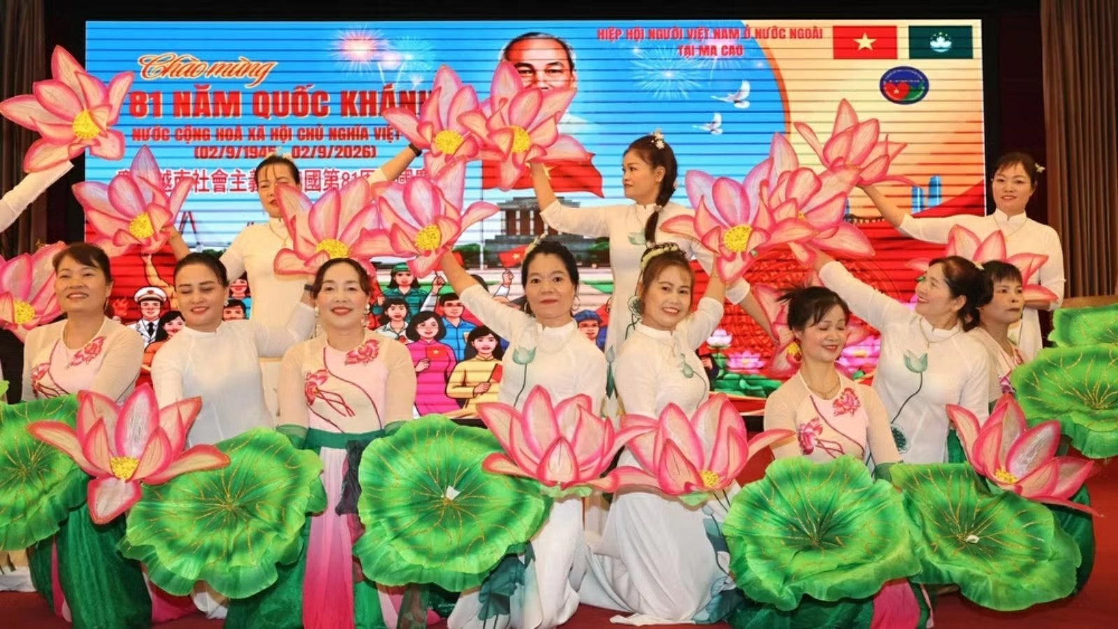 Tiết mục văn nghệ “Hồ Chí Minh đẹp nhất tên Người” tại lễ kỷ niệm. (Nguồn: TTXVN) Tiết mục văn nghệ “Hồ Chí Minh đẹp nhất tên Người” tại lễ kỷ niệm. (Nguồn: TTXVN)