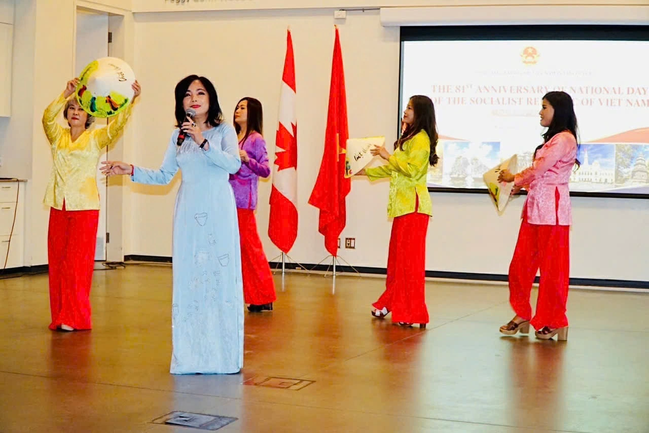 Tiết mục văn nghệ tại buổi lễ.
