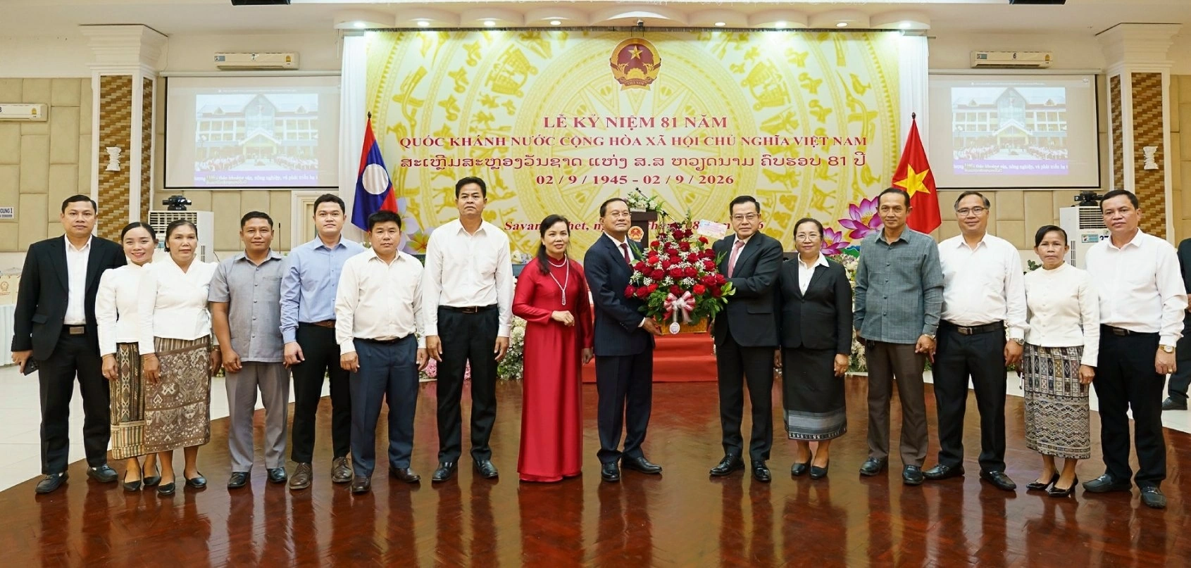 Phó Bí thư Tỉnh ủy, Chủ tịch Ủy ban Chính quyền tỉnh Savannakhet Daovone Xaysouliane tăng hoa chúc mừng Tổng Lãnh sự quán Việt Nam tại Savannakhet.