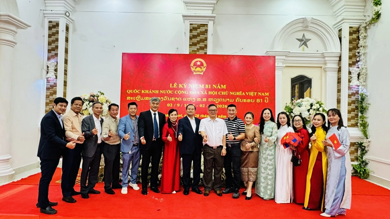Cán bộ, nhân viên tại Tổng Lãnh sự quán Việt Nam tại Savannakhet chụp ảnh chung. (Nguồn: Tổng Lãnh sự quán Việt Nam tại Savannakhet)