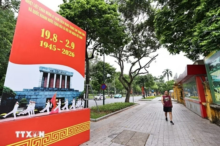 Các pa nô, khẩu hiệu tuyên truyền được trang trí tại những khu vực trung tâm, di tích lịch sử và các vị trí dễ quan sát trên phố Điện Biên Phủ. (Nguồn: TTXVN)