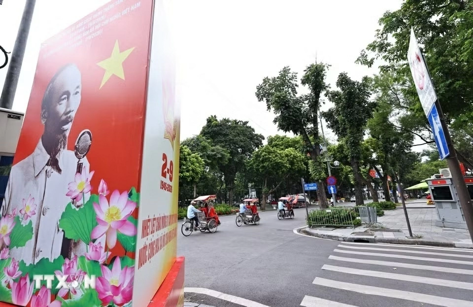 Pano, khẩu hiệu tuyên truyền cỡ lớn được bố trí tại khu vực trước Ngân hàng Nhà nước Việt Nam. (Nguồn: TTXVN)