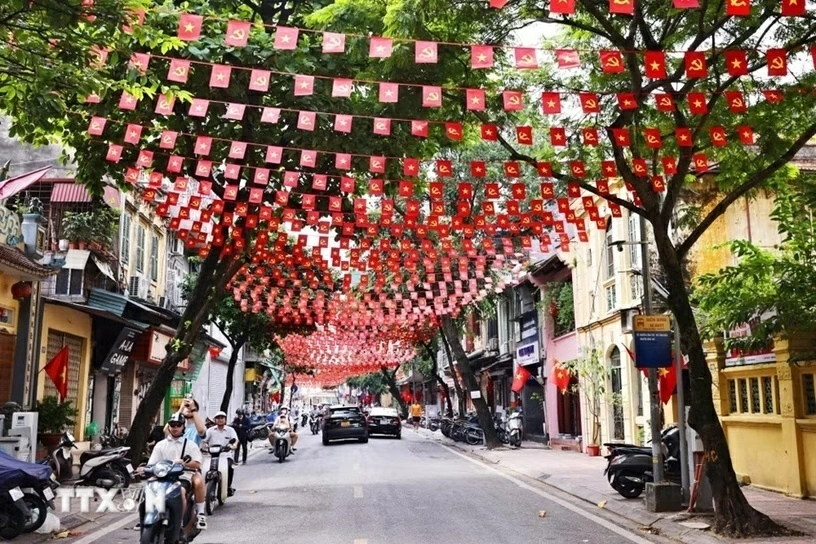 Hà Nội rực rỡ cờ hoa chào mừng ngày Quốc khánh 2/9