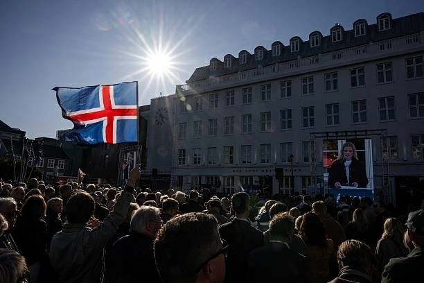 Người ủng hộ chiến dịch “Không” vẫy cờ Iceland tại cuộc tuần hành ở Reykjavik ngày 27/8, trước thềm trưng cầu ý dân về việc nối lại đàm phán gia nhập EU. (Nguồn: Getty Images)