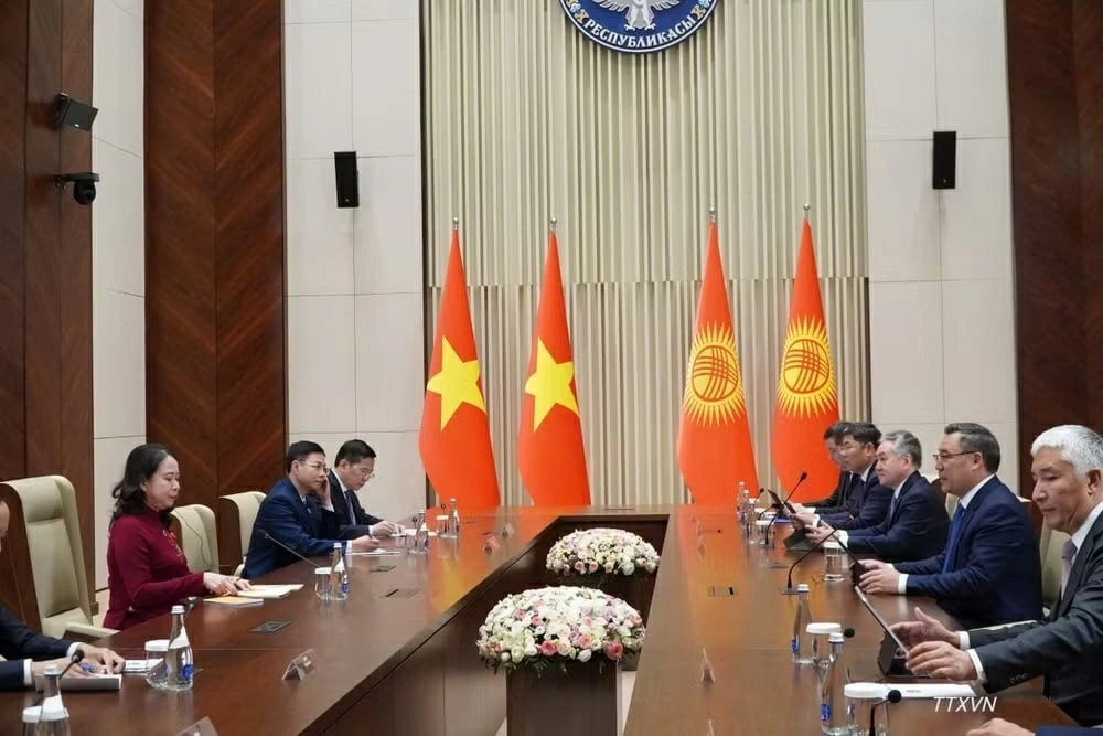Toàn cảnh buổi gặp giữa Phó Chủ tịch nước Võ Thị Ánh Xuân gặp Tổng thống Kyrgystan Sadyr Japarov.