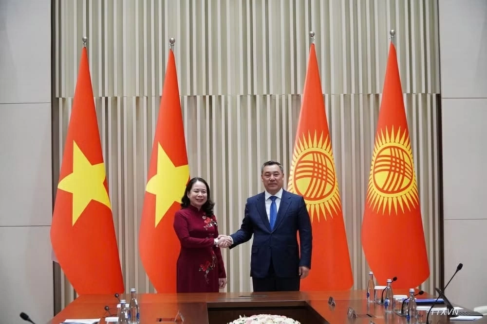 Phó Chủ tịch nước Võ Thị Ánh Xuân gặp Tổng thống Kyrgyzstan Sadyr Japarov.