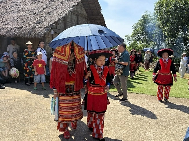 Đưa lễ cưới của người Dao Đỏ đến gần hơn với du khách Đưa lễ cưới của người Dao Đỏ đến gần hơn với du khách