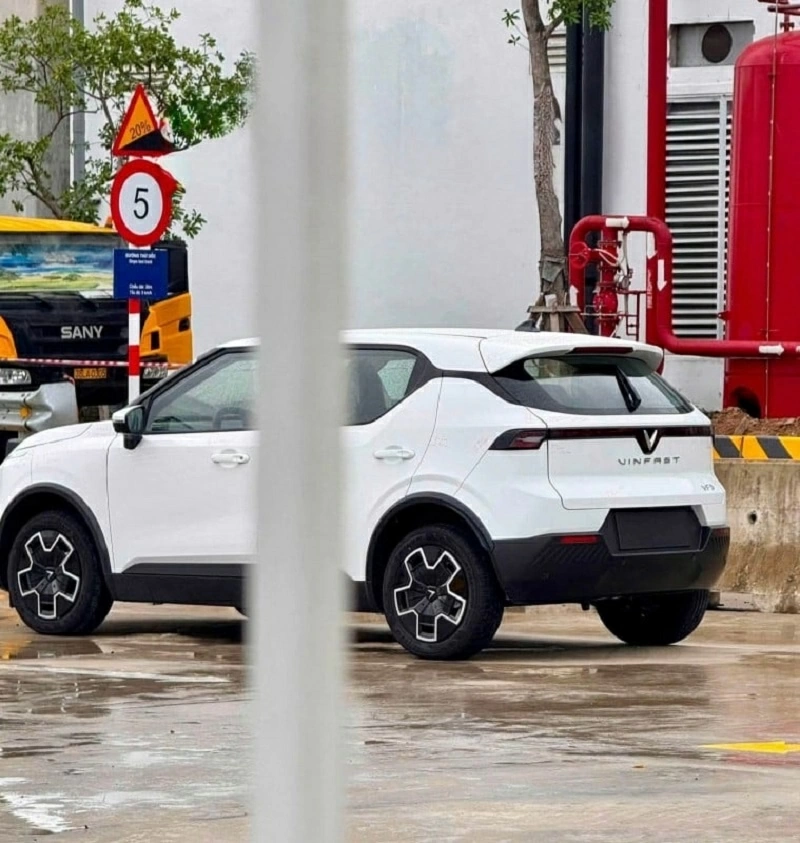 Việc chiếc xe xuất hiện mà không che chắn ngoại thất cho thấy quá trình hoàn thiện VF 5 thế hệ mới có vẻ đã tiến khá xa. Việc chiếc xe xuất hiện mà không che chắn ngoại thất cho thấy quá trình hoàn thiện VF 5 thế hệ mới có vẻ đã tiến khá xa.