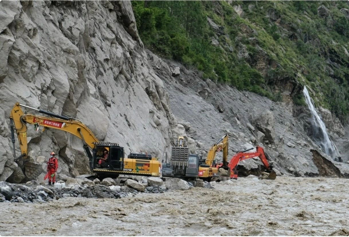 Tháp nước đứng vững giữa vùng lũ Nepal-Trung Quốc