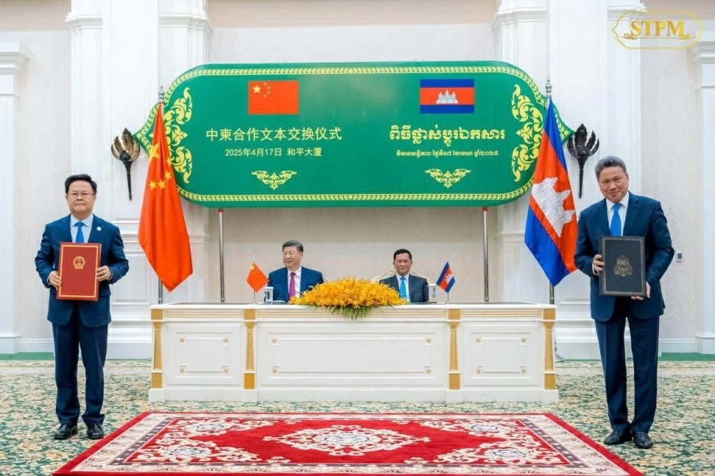 Campuchia và Trung Quốc đã ký 37 văn kiện hợp tác vào ngày 17/4/2025, dưới sự chứng kiến của Thủ tướng Campuchia Hun Manet và Chủ tịch Trung Quốc Tập Cận Bình, nhân chuyến thăm chính thức cấp nhà nước của ông Tập tới Campuchia. (Nguồn: STPM)