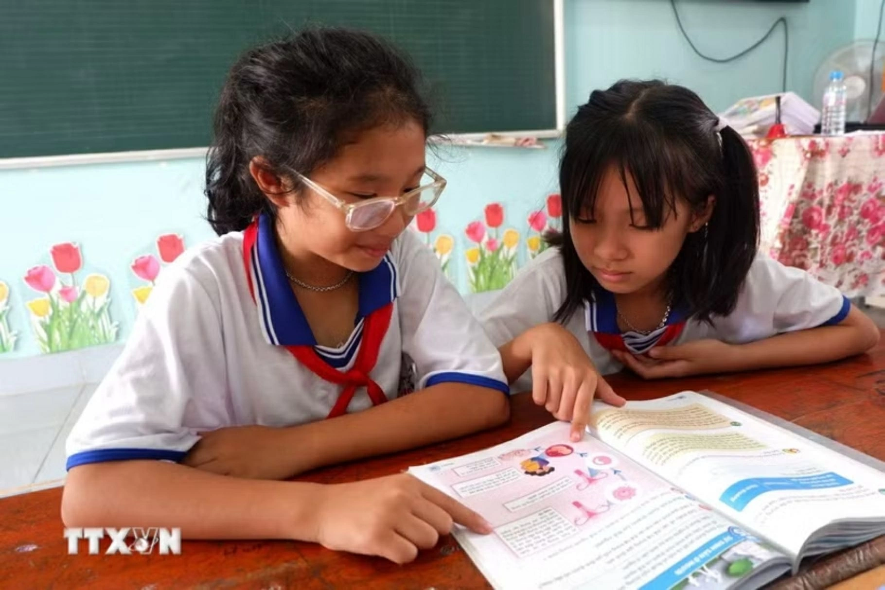 Học sinh xã biên giới Tân Hòa, tỉnh Tây Ninh. (Nguồn: TTXVN)