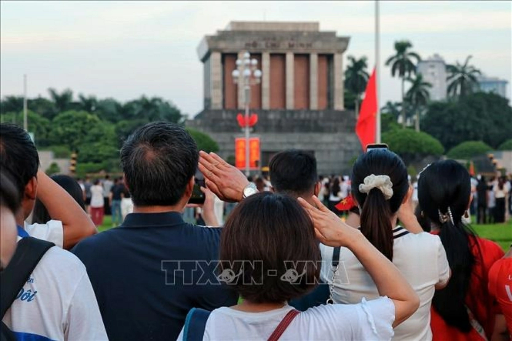 Nhân dân thực hiện nghi thức chào cờ, hướng về Lăng Chủ tịch Hồ Chí Minh trong thời khắc Quốc ca vang lên hùng tráng trên Quảng trường Ba Đình. (Nguồn: TTXVN) Nhân dân thực hiện nghi thức chào cờ, hướng về Lăng Chủ tịch Hồ Chí Minh trong thời khắc Quốc ca vang lên hùng tráng trên Quảng trường Ba Đình. (Nguồn: TTXVN)