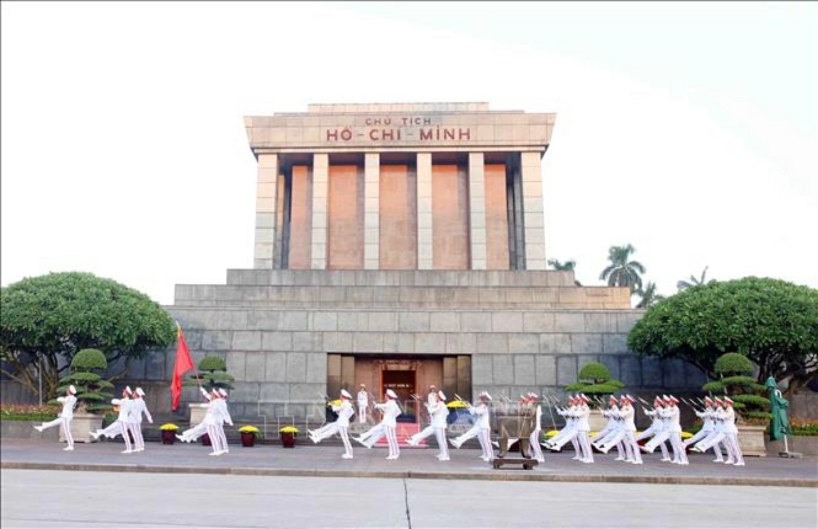 Sau khi hoàn thành Lễ Thượng cờ, đội tiêu binh duyệt binh qua Lăng Chủ tịch Hồ Chí Minh. Sau khi hoàn thành Lễ Thượng cờ, đội tiêu binh duyệt binh qua Lăng Chủ tịch Hồ Chí Minh.