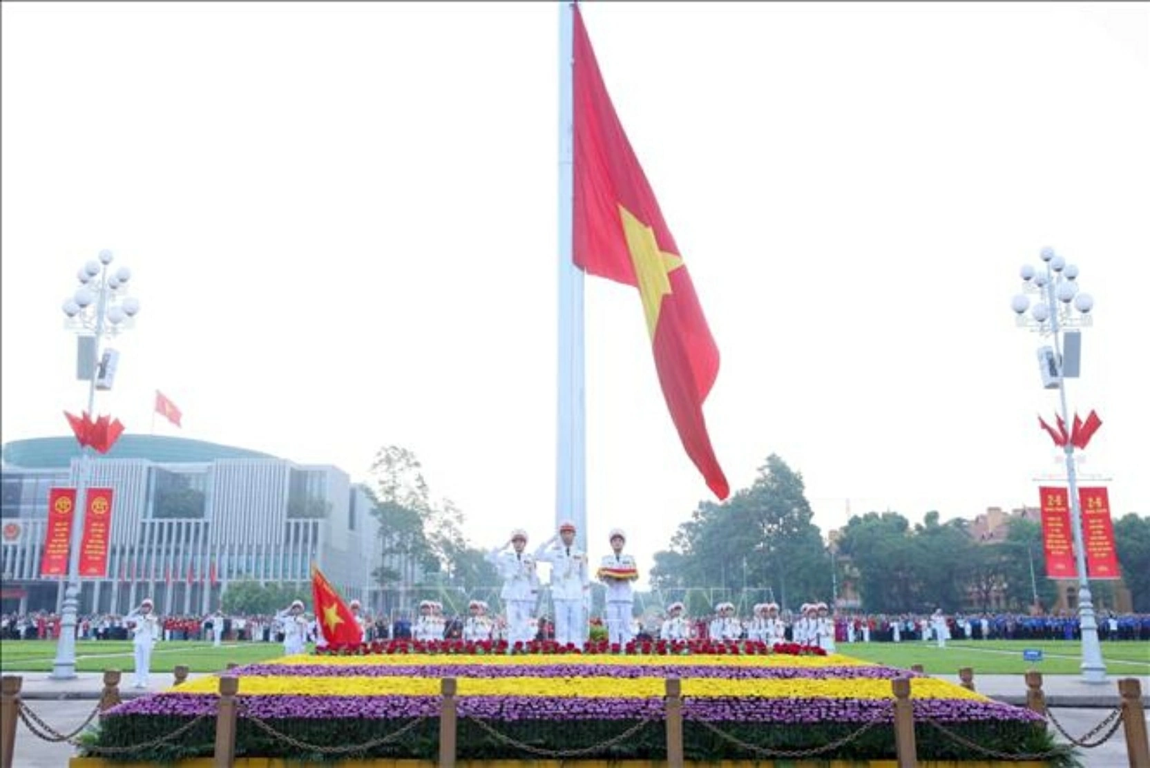 Khi Quốc ca vang lên, cũng là lúc lá cờ Tổ quốc tung bay trên Quảng trường Ba Đình lịch sử. (Nguồn: TTXVN) Khi Quốc ca vang lên, cũng là lúc lá cờ Tổ quốc tung bay trên Quảng trường Ba Đình lịch sử. (Nguồn: TTXVN)