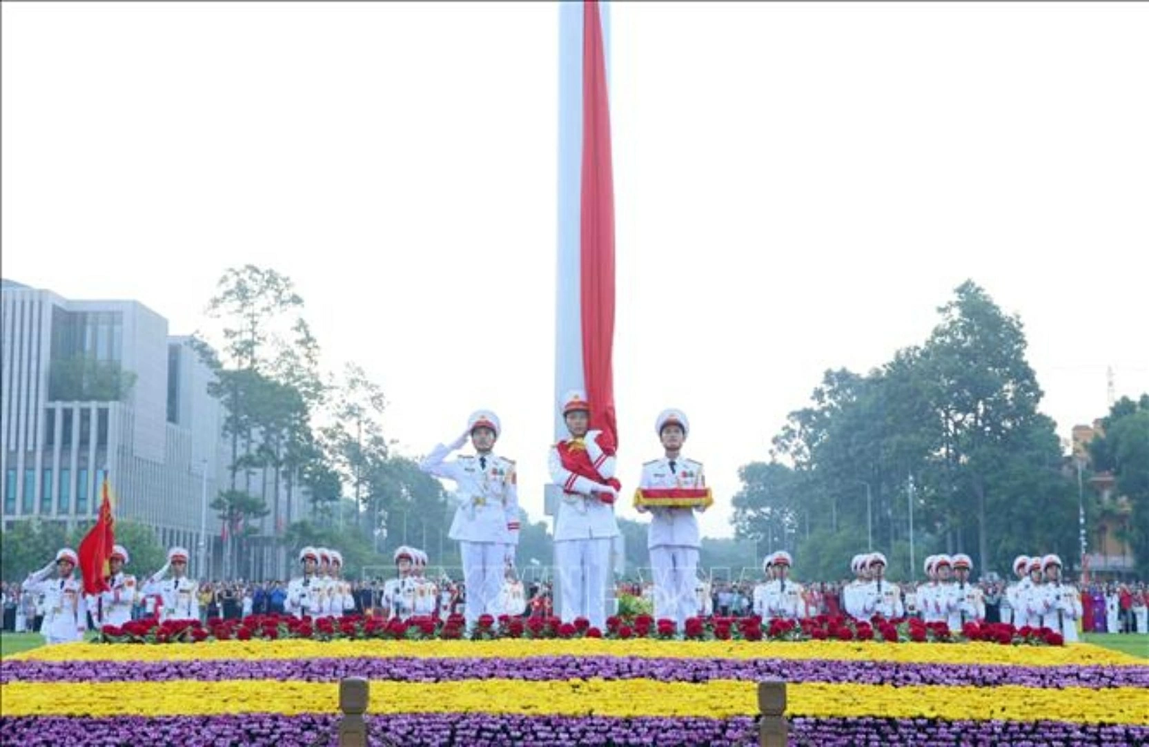 Đúng 6 giờ, Quốc kỳ được kéo lên cột cờ cao 29 m trong không khí trang nghiêm. (Nguồn: TTXVN) Đúng 6 giờ, Quốc kỳ được kéo lên cột cờ cao 29 m trong không khí trang nghiêm. (Nguồn: TTXVN)