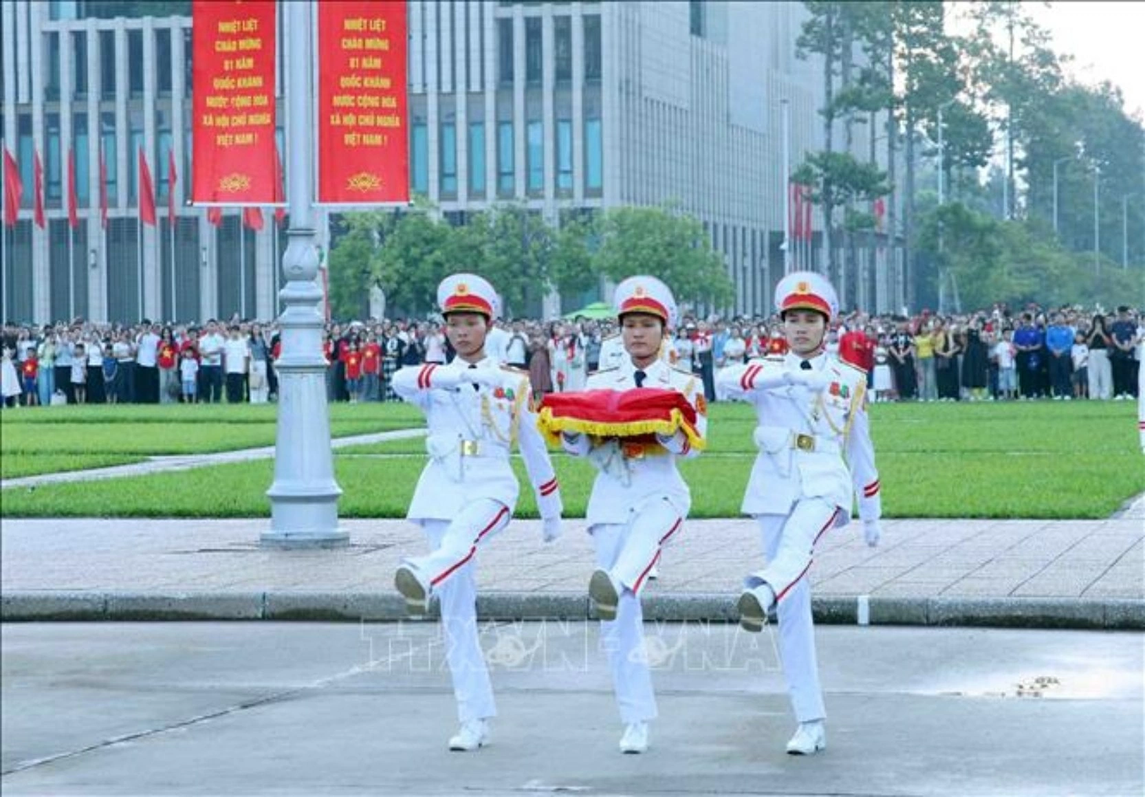 Ba chiến sĩ mang Quốc kỳ tiến về phía cột cờ chuẩn bị thực hiện nghi Lễ Thượng cờ. (Nguồn: TTXVN) Ba chiến sĩ mang Quốc kỳ tiến về phía cột cờ chuẩn bị thực hiện nghi Lễ Thượng cờ. (Nguồn: TTXVN)