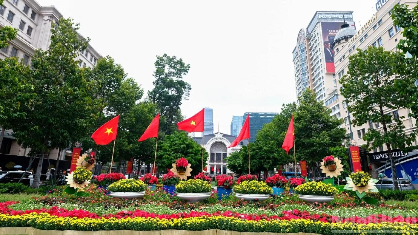 Cùng những lá cờ đỏ sao vàng tung bay trên phố góp phần tạo nên một diện mạo thành phố rực rỡ, tràn đầy sức sống trong dịp Quốc khánh. Cùng những lá cờ đỏ sao vàng tung bay trên phố góp phần tạo nên một diện mạo thành phố rực rỡ, tràn đầy sức sống trong dịp Quốc khánh.