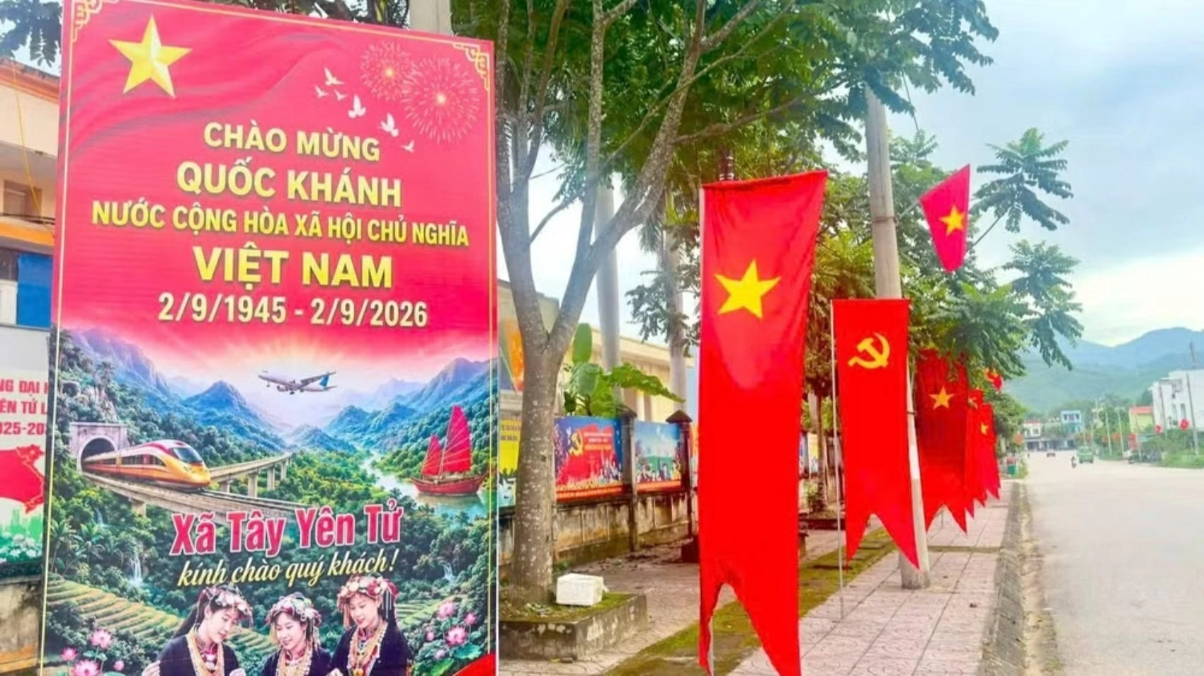 Tuyến đường chính xã vùng cao Tây Yên Tử rực trong sắc cờ. (Nguồn: Nhandan) Tuyến đường chính xã vùng cao Tây Yên Tử rực trong sắc cờ. (Nguồn: Nhandan)