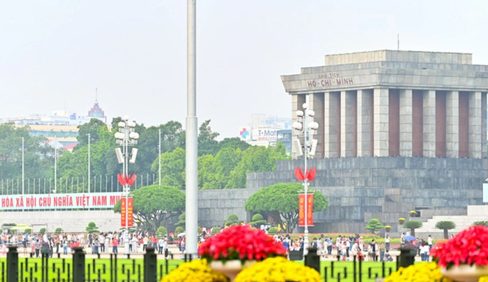 Hà Nội rợp bóng cờ đỏ sao vàng, rộn ràng không khí Quốc khánh 2/9. (Ảnh: Nam Nguyễn) Hà Nội rợp bóng cờ đỏ sao vàng, rộn ràng không khí Quốc khánh 2/9. (Ảnh: Nam Nguyễn)