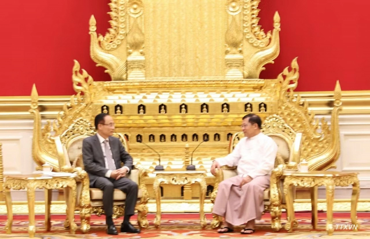 Bộ trưởng Ngoại giao Lê Hoài Trung hội kiến Tổng thống Myanmar Min Aung Hlaing. (Ảnh: Đỗ Sinh - Phóng viên TTXVN từ Myanmar) Bộ trưởng Ngoại giao Lê Hoài Trung hội kiến Tổng thống Myanmar Min Aung Hlaing. (Ảnh: Đỗ Sinh - Phóng viên TTXVN từ Myanmar)