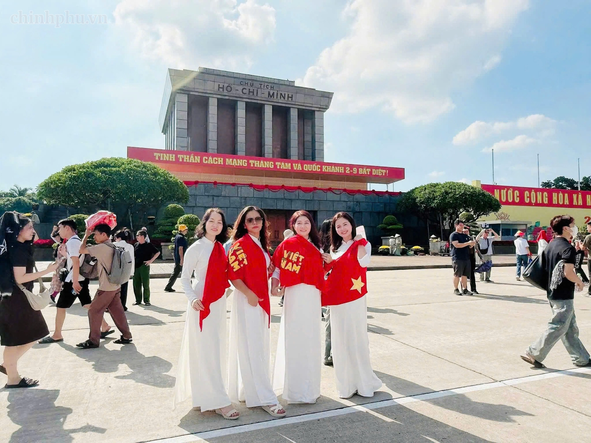 Quốc khánh 2/9: Về Lăng Bác, tiếp nối mạch nguồn lịch sử và tình yêu Tổ quốc Quốc khánh 2/9: Về Lăng Bác, tiếp nối mạch nguồn lịch sử và tình yêu Tổ quốc