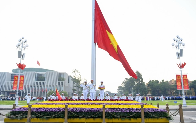 Sáng 2/9/2026, nghi lễ Thượng cờ được tổ chức trang nghiêm tại Quảng trường Ba Đình lịch sử, nơi cách đây 81 năm Chủ tịch Hồ Chí Minh đọc bản Tuyên ngôn Độc lập, khai sinh nước Việt Nam Dân chủ Cộng hòa