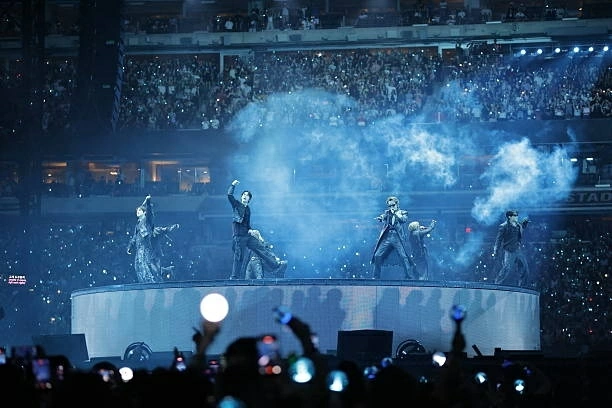 BTS biểu diễn trong chuyến lưu diễn “Arirang” tại sân vận động MetLife ở East Rutherford, New Jersey, Mỹ, ngày 1/8. (Nguồn: Getty Images)