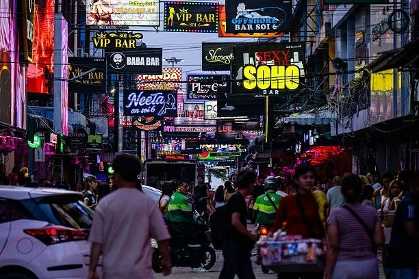 Du khách đi qua khu vực các quán bar và câu lạc bộ tại phố Soi 6 ở Pattaya, Thái Lan, ngày 1/9. (Nguồn: Getty Images) Du khách đi qua khu vực các quán bar và câu lạc bộ tại phố Soi 6 ở Pattaya, Thái Lan, ngày 1/9. (Nguồn: Getty Images)