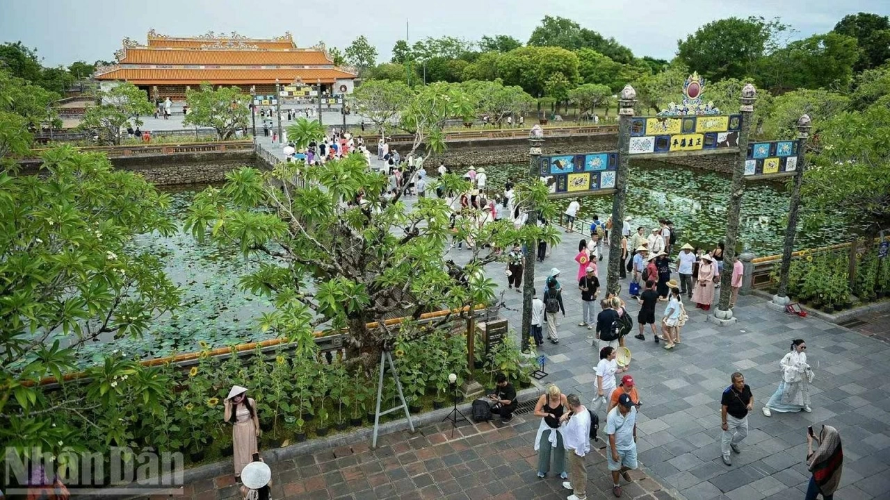 thành phố Huế đón đông đảo người dân, du khách đến tham quan, trải nghiệm tại các điểm du lịch, khu vui chơi. 