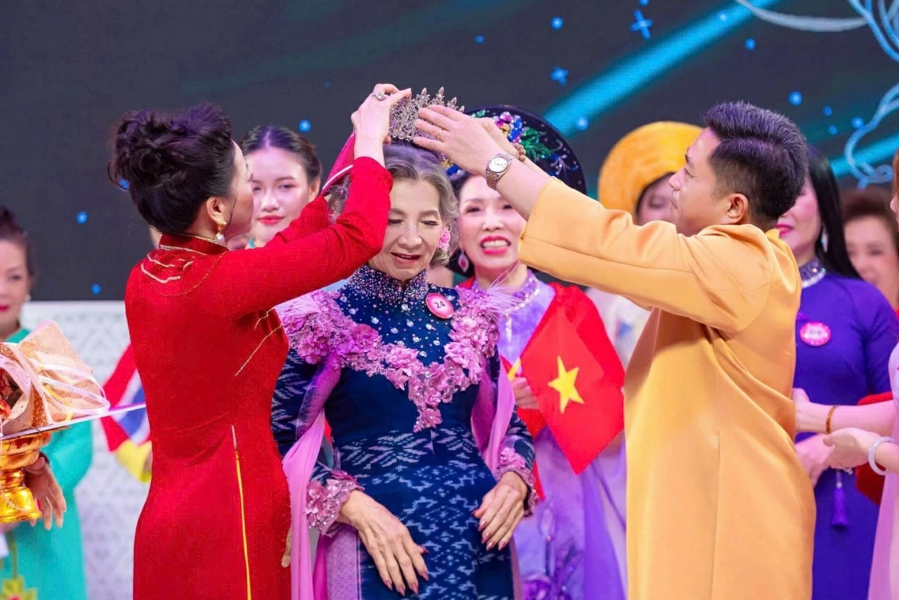 Bà Pomprara Wianwiwat, 72 tuổi, đăng quang Hoa hậu Bảng B “Trang phục truyền thống Thái Lan”.